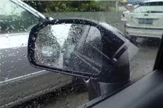 怎樣使用汽車后視鏡加熱？功能按鍵位置在哪里？